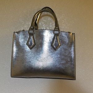 Silver purse with Handel and shoulder strap.